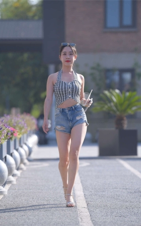 一始街拍作品 牛仔热裤美女