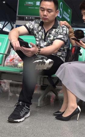 干练的短发女子