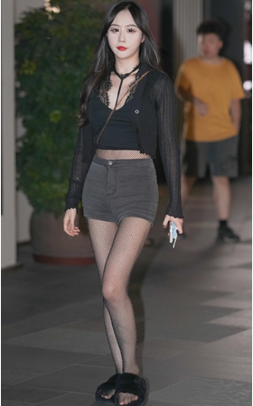 夜拍黑色热裤小美女(152P)
