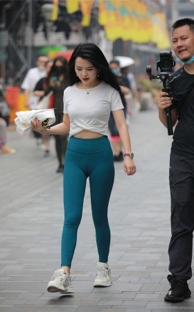 运动装瑜伽小妹