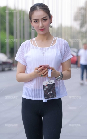 漂亮的瑜伽美女 [16P]
