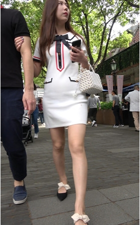 白色连体裙美女
