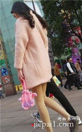 4k-街拍肉丝袜粉色长外套美女姐姐