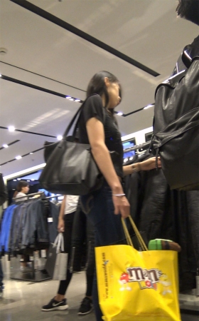 紧身牛仔裤黑T恤美女逛街
