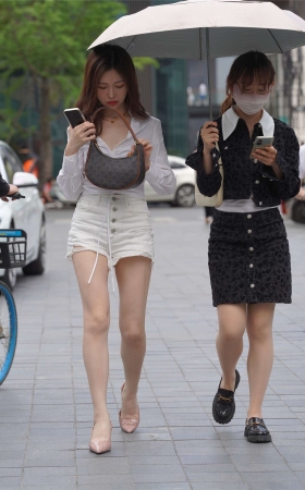 清秀白色短裤