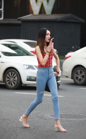 牛仔裤小姐姐