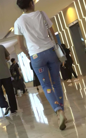 逛商场跟拍两位极品紧身蓝牛美女