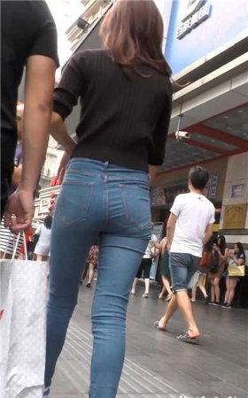 紧身蓝牛眼镜妹吞云吐雾耍酷 [1.26 GB]