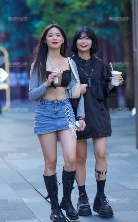 牛仔短裙女孩 肉肉的腿惹人爱 [15P]