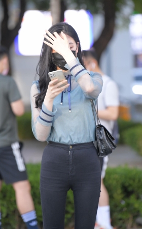 黑色紧牛美女