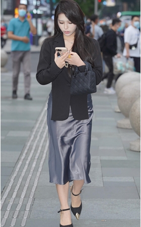 和闺蜜逛街的气质美女(298P)
