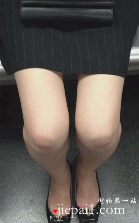 地铁上遇见低头玩手机的美腿妹子