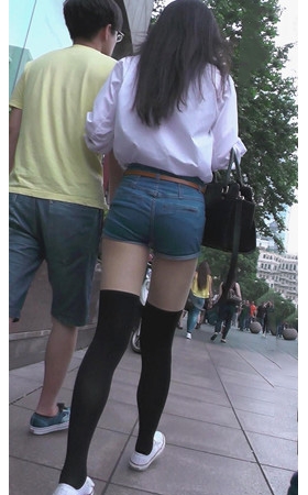 长腿牛仔短裤美女