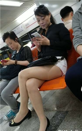 4k超清，极品大长腿性感熟女姐姐，一双玉腿够玩了