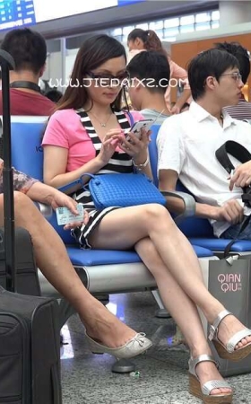 4K - 腿不错的成熟型墨镜女子 [557 MB/MP4]