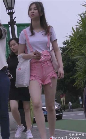 街拍超级粉嫩热裤小清新颜值小姐姐 [859 MB]