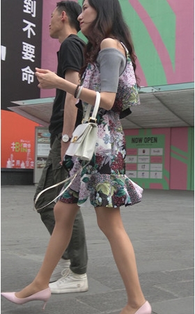 花裙妹子