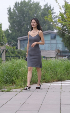 一始街拍作品 灰裙女子