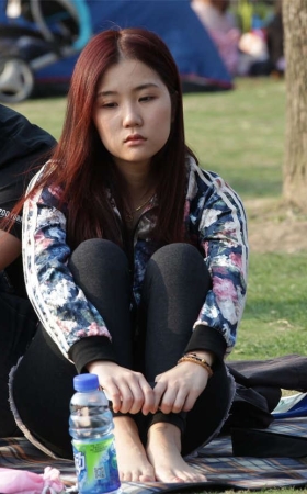 No1048 漂亮女孩露脚再少，也总归很引人入胜