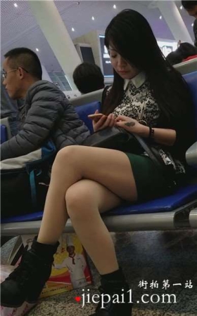 4k-高铁站候车室偶遇肉丝长腿大美女