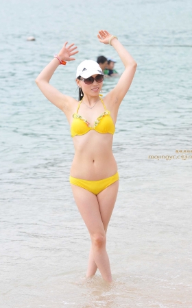 黄色比基尼  保持身材的中年美妇 [24P]