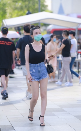 蓝色热裤高跟小姐姐