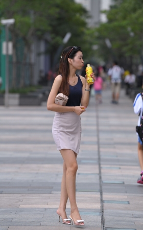 高跟凉拖美腿美女