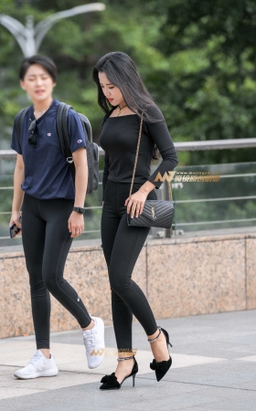 紧身黑裤翘臀美女 [14P]