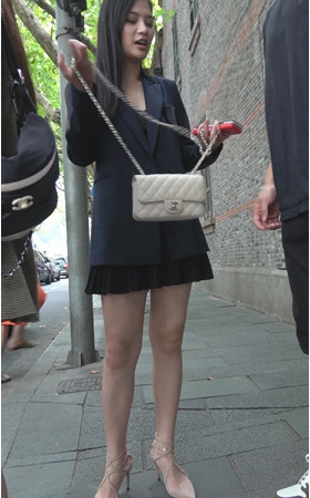 黑色短裙美女