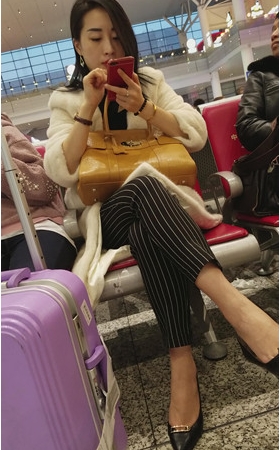 玩手机的气质小姐姐