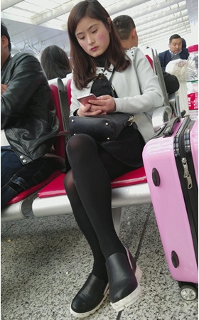 玩手机的黑丝妹子