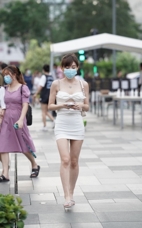漂亮的白色吊带包臀裙美女