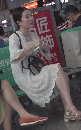 漂亮的白裙美女