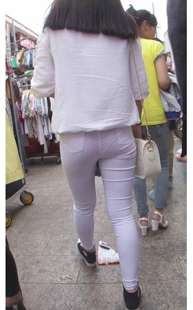 紧身白裤美女