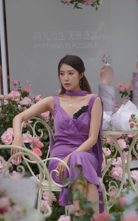 捧花的美眉