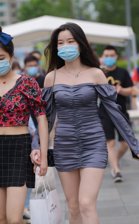 戴口罩的包臀妹子
