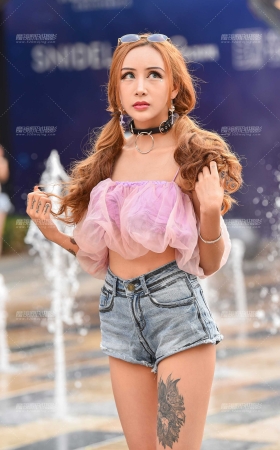 花臂YY热裤美眉 [23P]