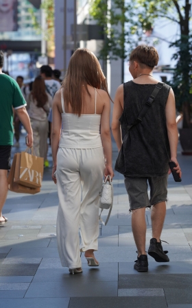 白裤吊带小姐姐