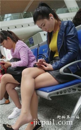 4k-车站候车室拍摄长腿肉丝丰满美少妇，挑鞋功夫不错哦。