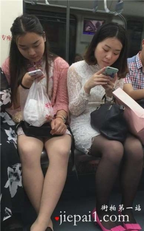 对面坐的两美女有点小诱惑，还让不让人好好坐地铁啦。