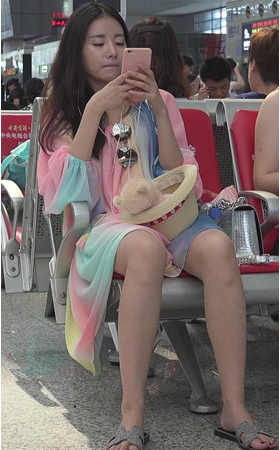 漂亮的彩色裙子美女