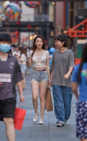性感热裤大白腿