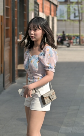 可爱的白色短裤女孩