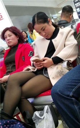 4K - 候车室的极品黑丝美腿少妇