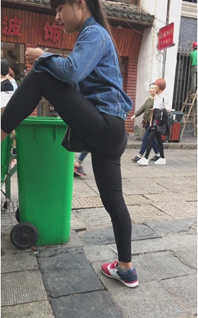 街拍黑色紧身裤小妹
