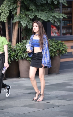 高跟长腿美女
