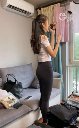 一只麋鹿摄影作品 黑色瑜伽裤美女