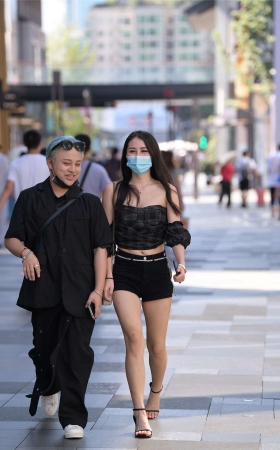 靓丽黑短裤