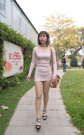 庭中的美女
