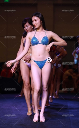 肤白貌美的比基尼美眉 [15P]